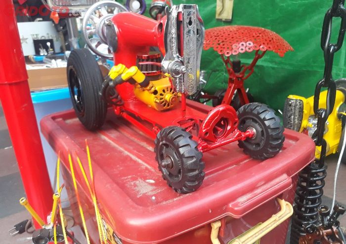 Onderdil kendaraan dikombinasikan dengan mesin jahit, berubah wujud menjadi traktor mini