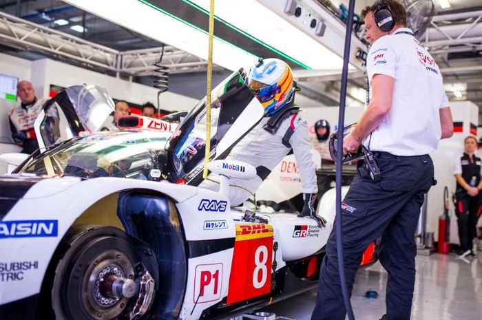 Fernando Alonso memasuki kokpit mobil LMP1 Toyota TS050 Hybrid saat mengikuti tes rookie balap mobil ketahanan di Bahrain