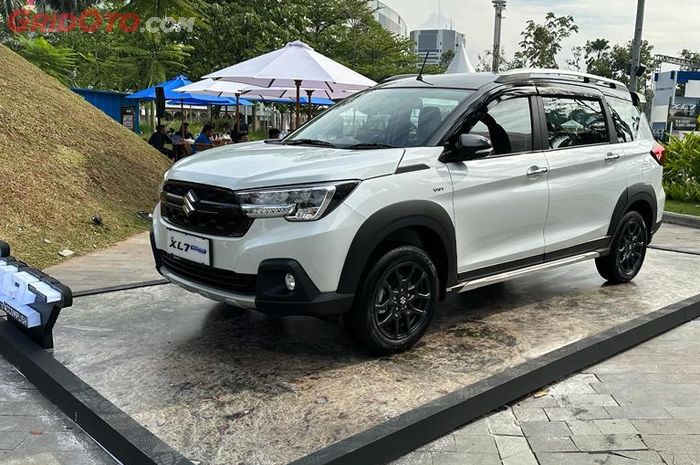 Suzuki New XL7 Hybrid Alpha warna White - Black