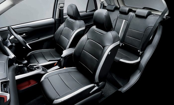 Tampilan interior paket aksesori Elegance untuk Daihatsu Rocky