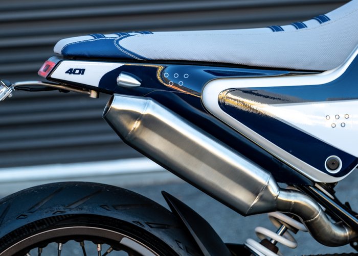 Bagian belakang mendapat tail tidy dan stoplamp kustom