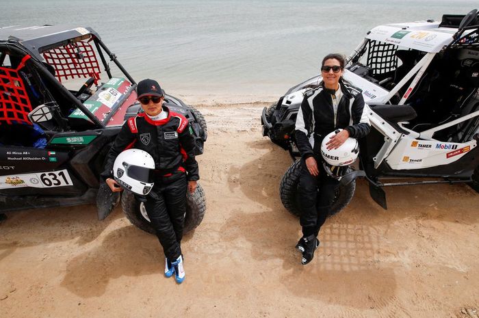 Dua pembalap wanita asal Arab Saudi, Mashael AlObaidan dan Dania Akeel yang mengikuti Reli Dakar 2022