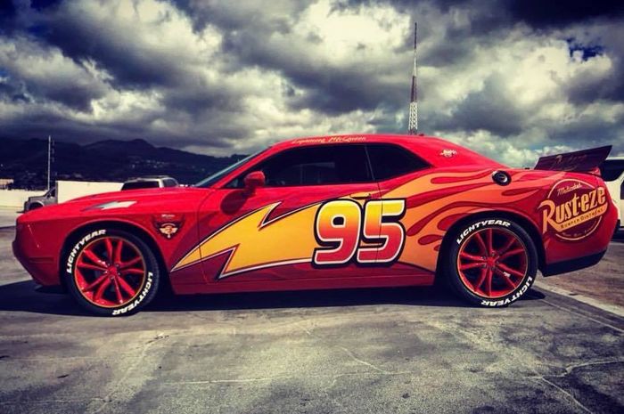 Dodge Challenger pakai kelir ala Lightning McQueen