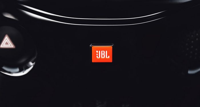 Sistem audio yang jempolan, karena sudah full garapan JBL 