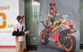 Marc Marquez Dapat Hadiah Lukisan Raksasa Saat Rayakan 10 Tahun Bersama Tim Repsol Honda