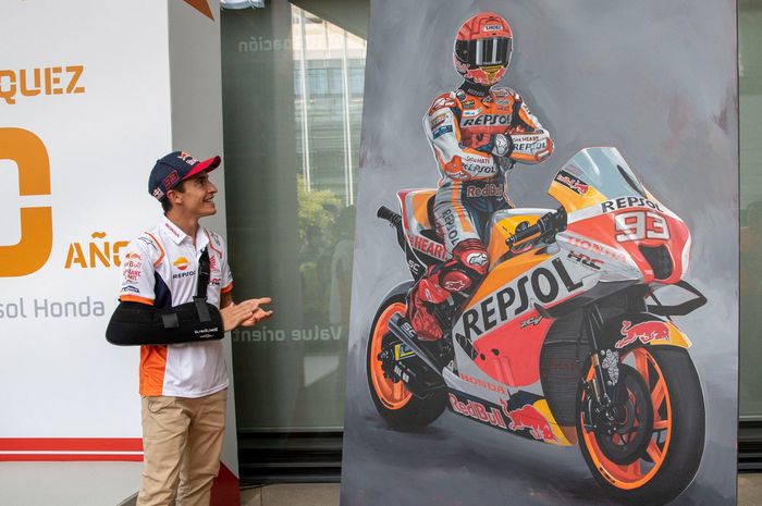 Marc Marquez mendapat hadiah lukisan berukuran raksasa pada perayaan 10 tahun kebersamaannya dengan tim Repsol Honda