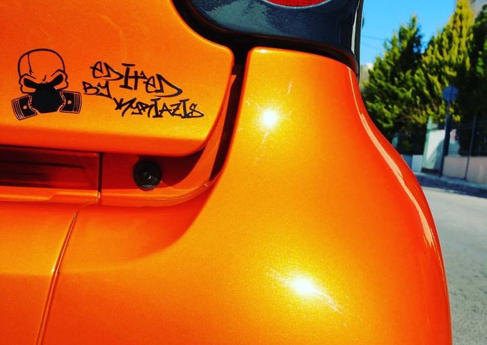 Ilustrasi kilau Cat xyralic jika dilihat dari dekat