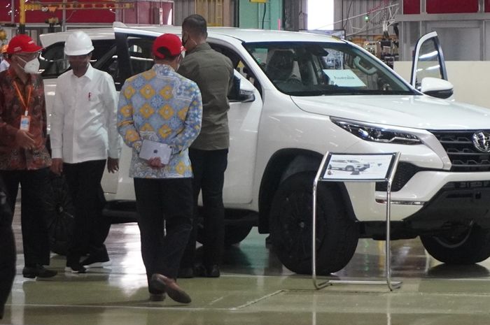Presiden Republik Indonesia Joko Widodo melepas ekspor perdana Toyota Fortuner ke Australia