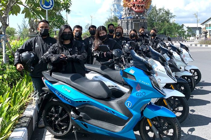 Motor listrik ALVA One beserta pengemudinya di ring satu KTT G20 2022 yang dihajat di Nusa Dua, Bali