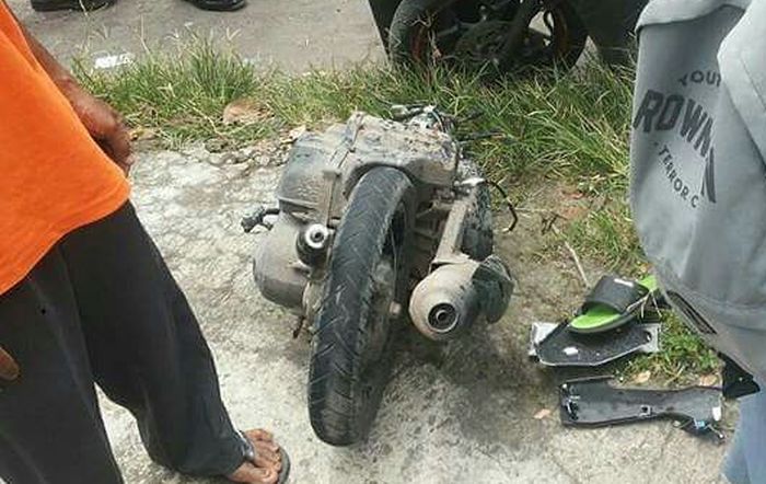 Unit CVT dan roda Yamaha Fino tercerai berai dari bodi akibat insiden tabrakan