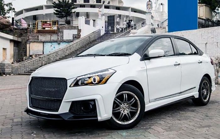 Ciaz sporty dengan gril Audi dan pelek palang 7