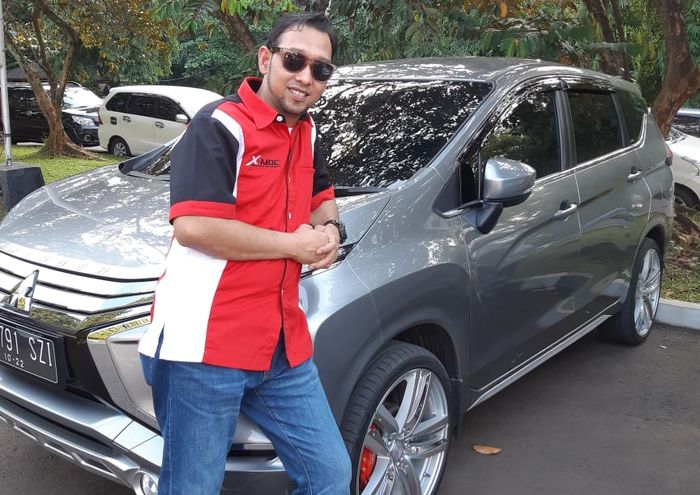 Salah satu pengurus X-MOC berpose di samping Mitsubishi Xpander dalam kesempatan buka puasa bersama