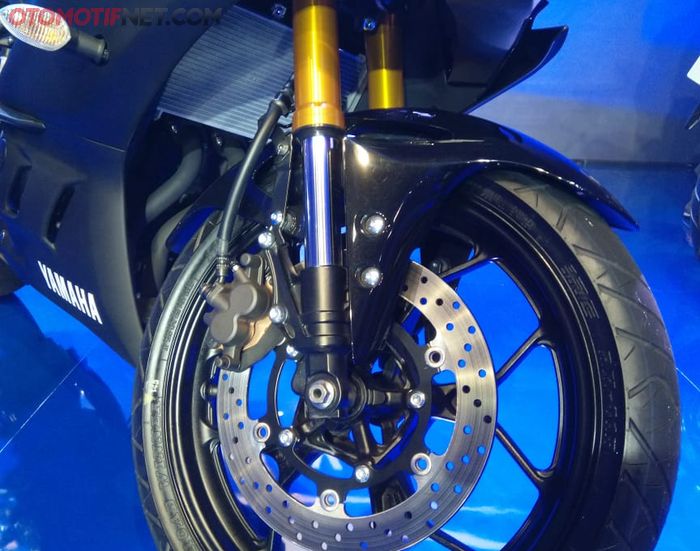 Suspendi depan R25 comot model upside down dan berkelir emas mirip motor MotoGP M1