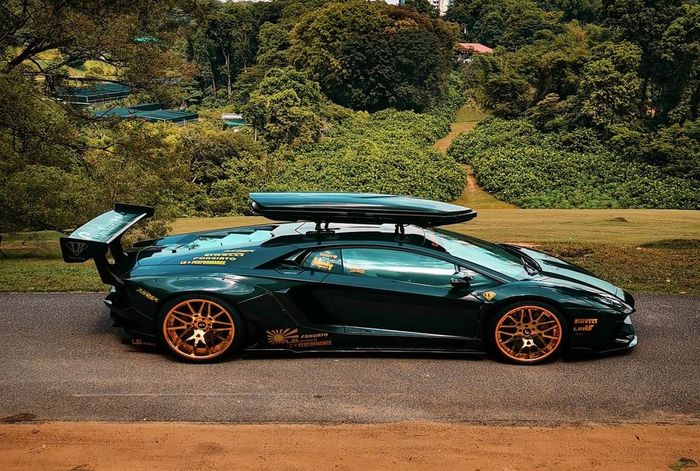 Modifikasi Lamborghini Aventador eye catching pakai roof box dan wide body Liberty Walk