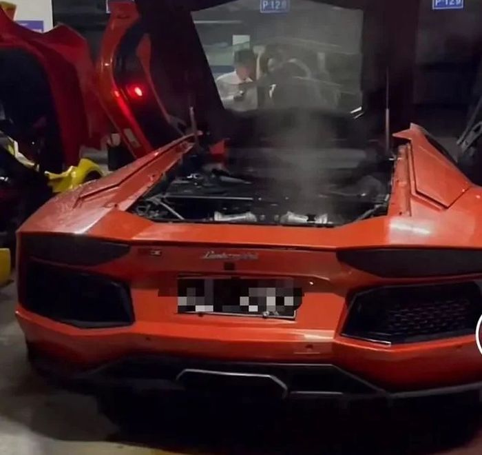 Mesin Lamborghini Aventador mengalami overheat setelah digeber berkali-kali.