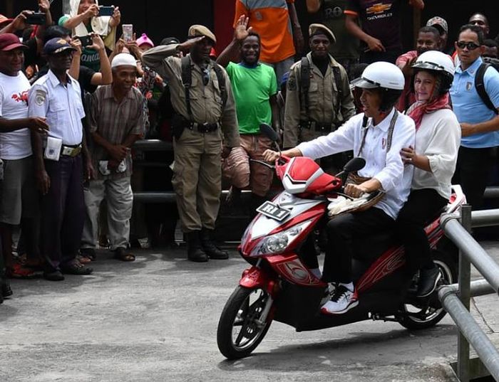 Presiden Jokowi mengendarai motor listrik buatan Wim Motor