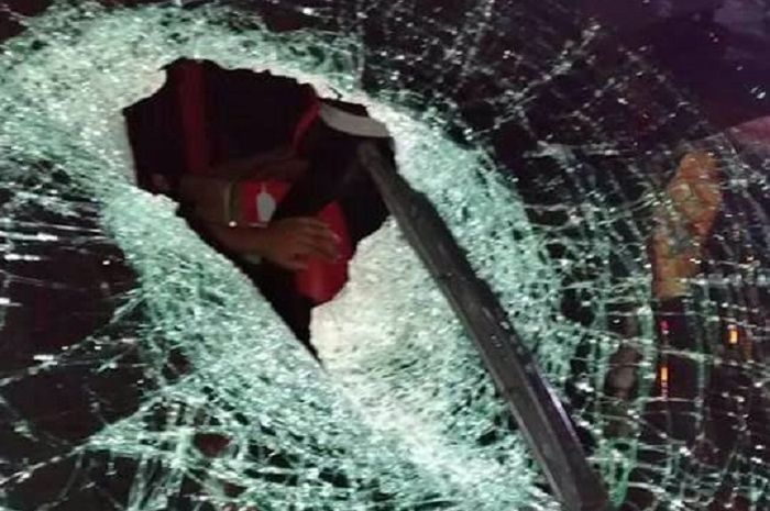 Posting kaca depan Toyota Rush yang ditimpuk batu dan menewaskan pengemudinya di ruas tol Cikunir
