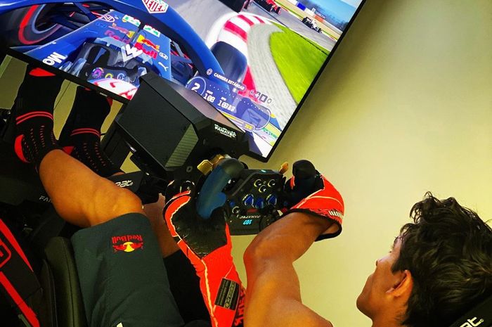 Marc Marquez bermain video game F1 usai F1 Austria. 