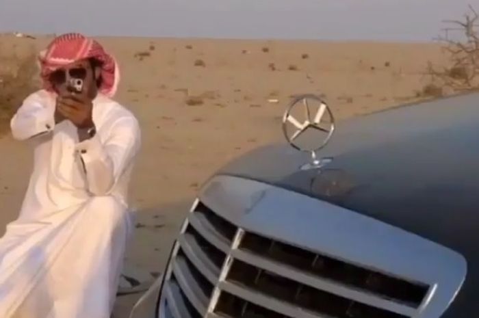 Logo Mercedes-Benz jadi sasaran tembak