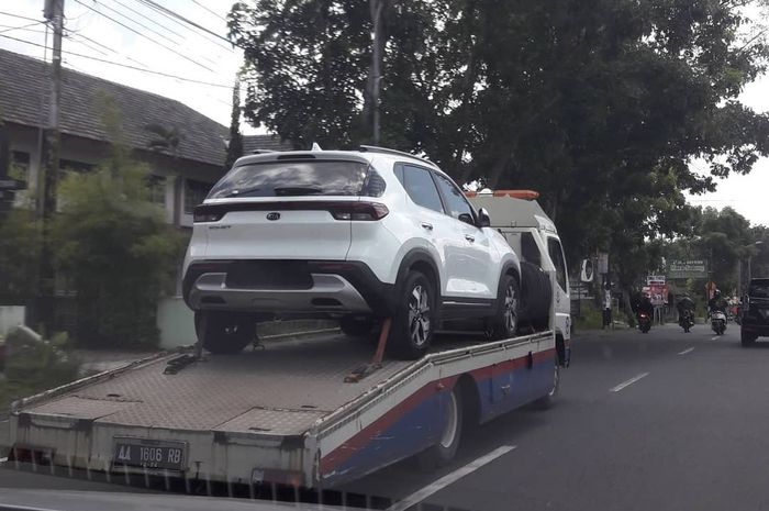 KIA Sonet terpantau ditowing ke aerah Yogyakarta