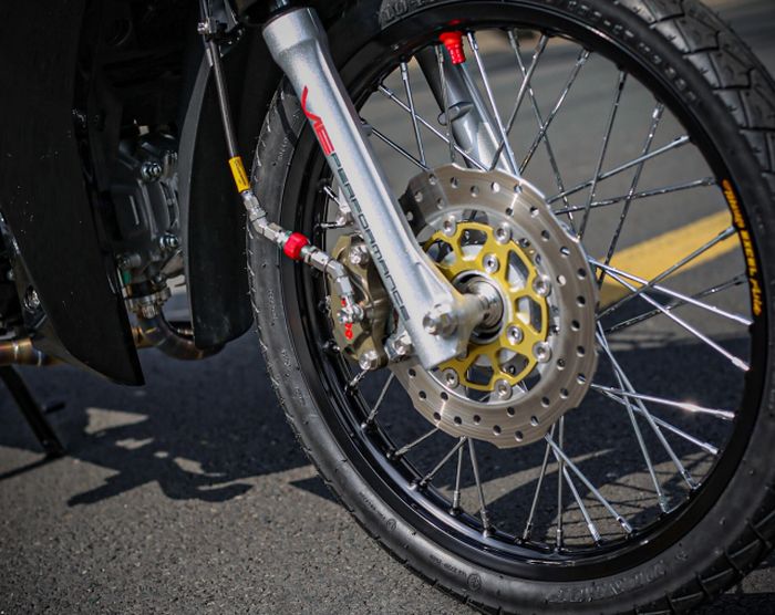 Kedua rodanya memakai pelek Excel dan pengeremannya dimaksimalkan