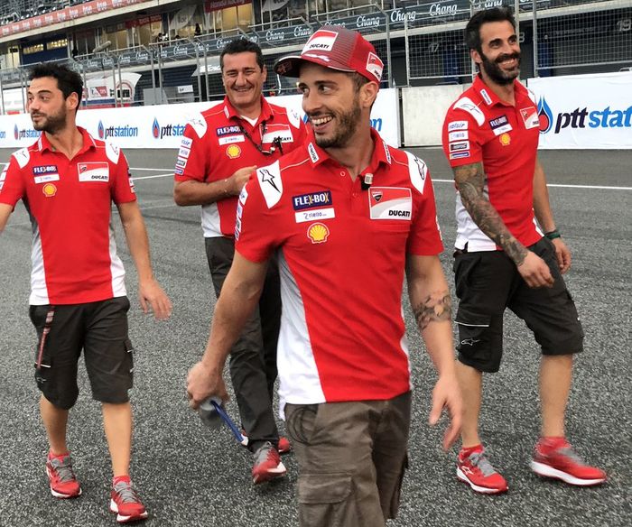 Sementara Andrea Dovizioso melakukan pengenalan lintasan bareng awak timnya