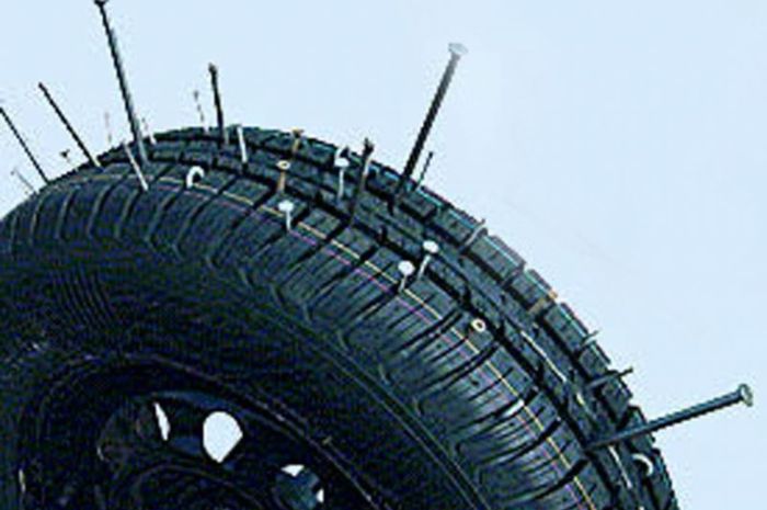 Ilustrasi ban kena paku