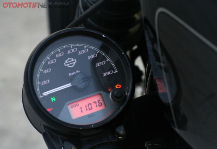 Spidometer bawaan Harley-Davidson (H-D) Street 500 terpasang di samping kiri bawah, bukan di setang