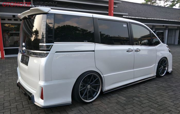 Desain body kit bagian belakang tidak seagresif bagian depan Toyota Voxy