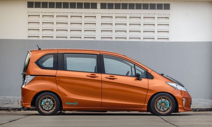Modifikasi Honda Freed dilabur cat oranye Phoenix Orange Pearl