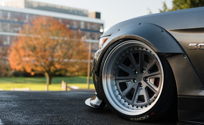 Kaki-kaki Ford Mustang dibuat kandas hampir nyium aspal