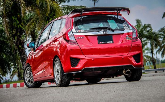 Tammpilan belakang modifikasi Honda Jazz tampil sporti dengan ubahan simpel