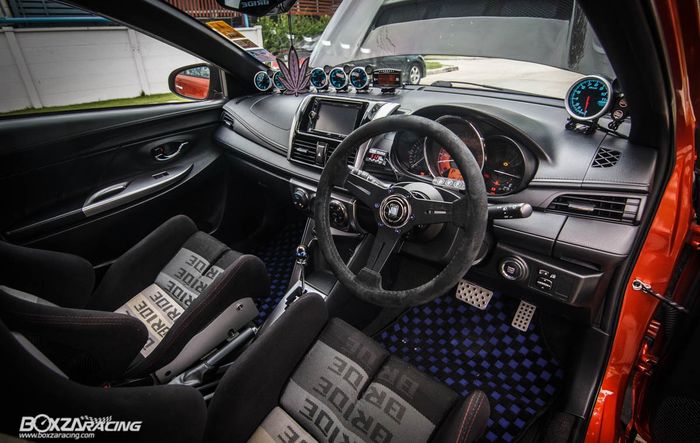 Tampilan kabin Toyota Yaris lele bergaya racing dan simpel