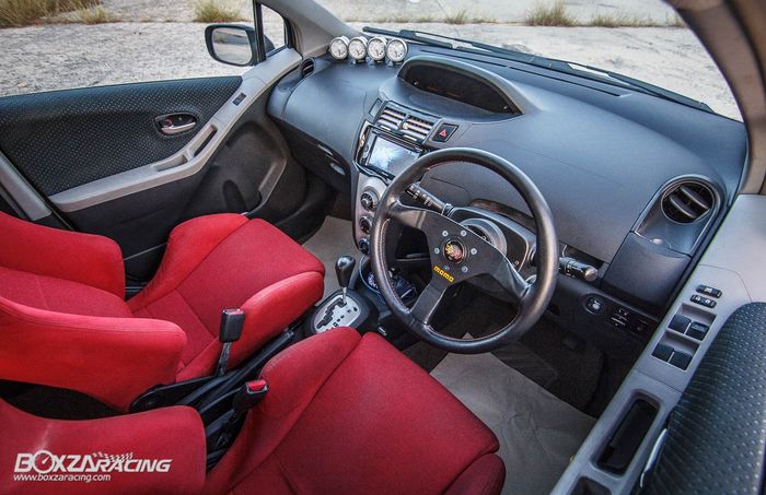 Tampilan kabin modifikasi Toyota Yaris bakpao dikemas lebih sporty
