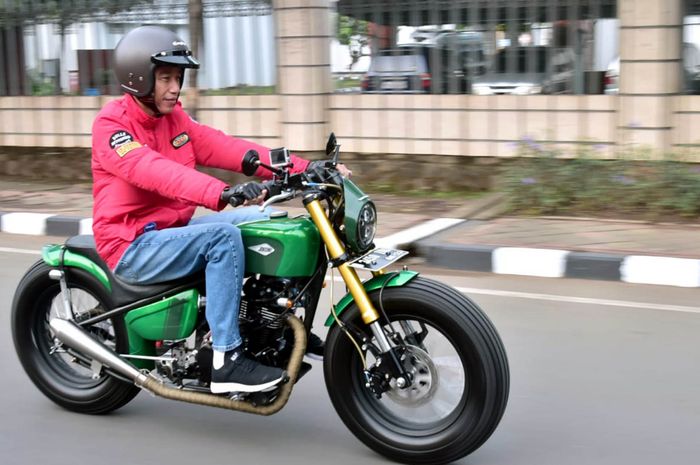 Jokowi riding dengan motor custom