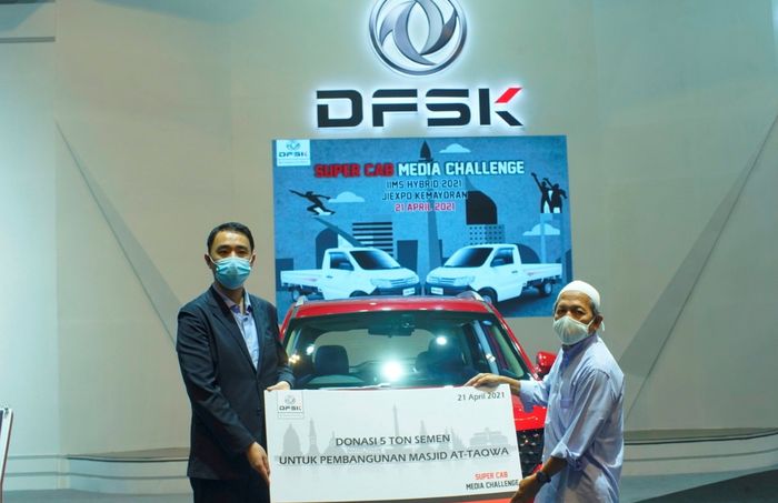 Managing Director Sokonindo Automobile, Franz Wang (kiri) dan Ketua DKM Masjid At-Taqwa Kemayoran, Bapak Zaki (kanan) saat penyerahan 5 ton semen secara simbolik di Booth DFSK, Hall A7 JIExpo Kemayoran