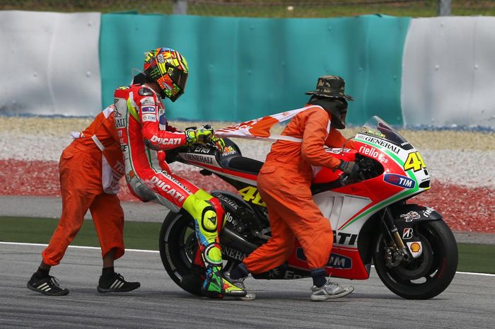 Valentino Rossi saat mendapat bantuan dari marshal MotoGP Malaysia 2012