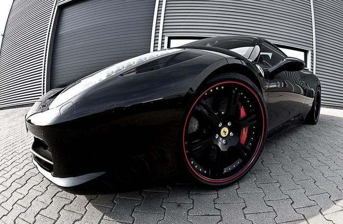 Tampilan depan Ferrari 458 Italia Spider dengan aura Black Widow