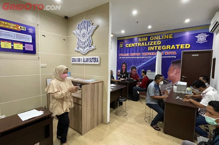 Susana proses perpanjang SIM di Gerai SIM Mall @ Alam Sutera, Tangerang