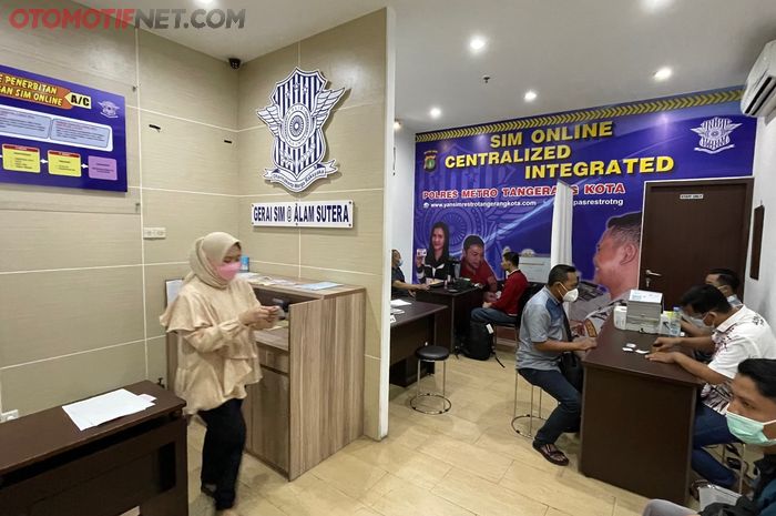 Susana proses perpanjang SIM di Gerai SIM Mall @ Alam Sutera, Tangerang