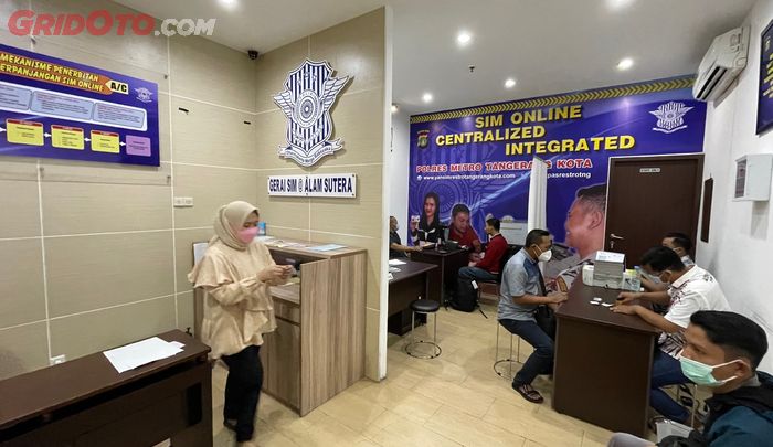 Susana proses perpanjang SIM di Gerai SIM Mall @ Alam Sutera, Tangerang