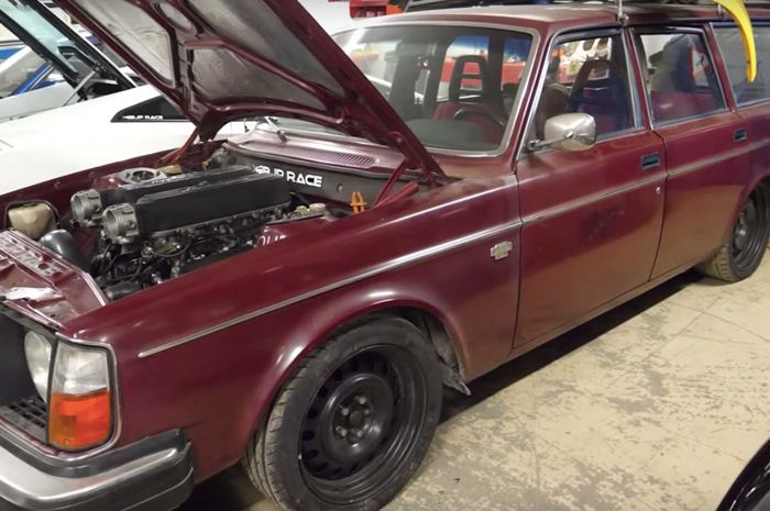 Volvo 245 lawas dicangkok mesin V10 Lamborghini Gallardo