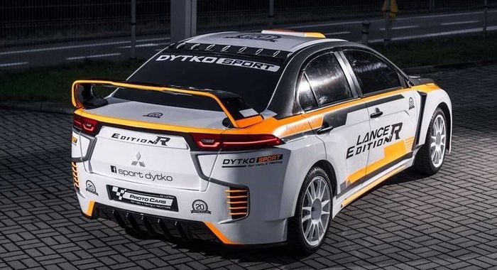 Tampilan belakang Mitsubishi Lancer Edition R