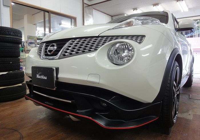 Tampilan depan Nissan Juke dibumbui add-on spoiler sporty