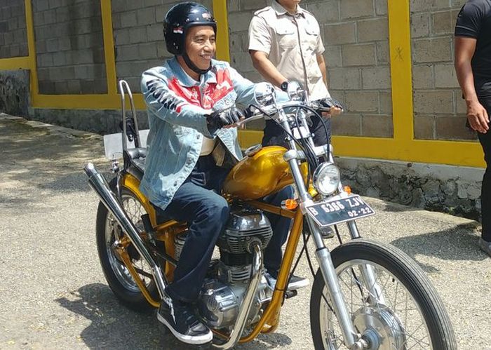 Presiden Joko Widodo mengendarai motor choppernya