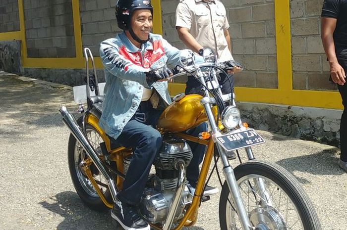 Presiden Joko Widodo mengendarai motor choppernya