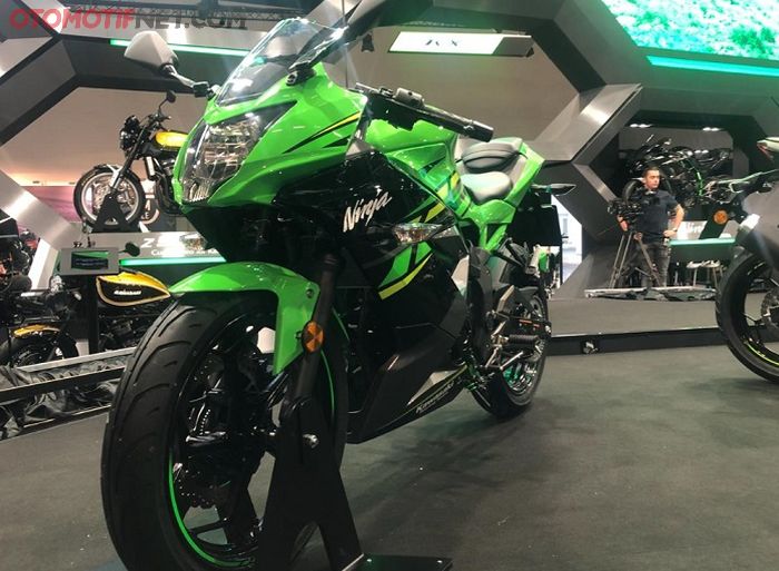 Kawasaki Ninja 125 dipamerkan di Intermot Motorcycle Show 2018 di Cologne, Jerman.