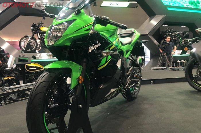 Kawasaki Ninja 125 dipamerkan di Intermot Motorcycle Show 2018 di Cologne, Jerman.