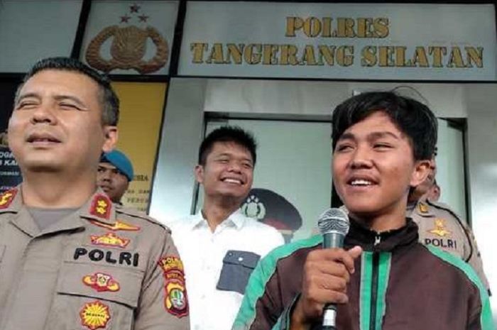 Angga Setiawan (19) ketika menceritakan pengalamannya membawa korban tawuran di Tangsel dari lokasi 