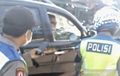 Toyota Fortuner Mundur Alon-Alon Terus Kabur, Distop Petugas, Pengemudi Ngajak Berkelahi